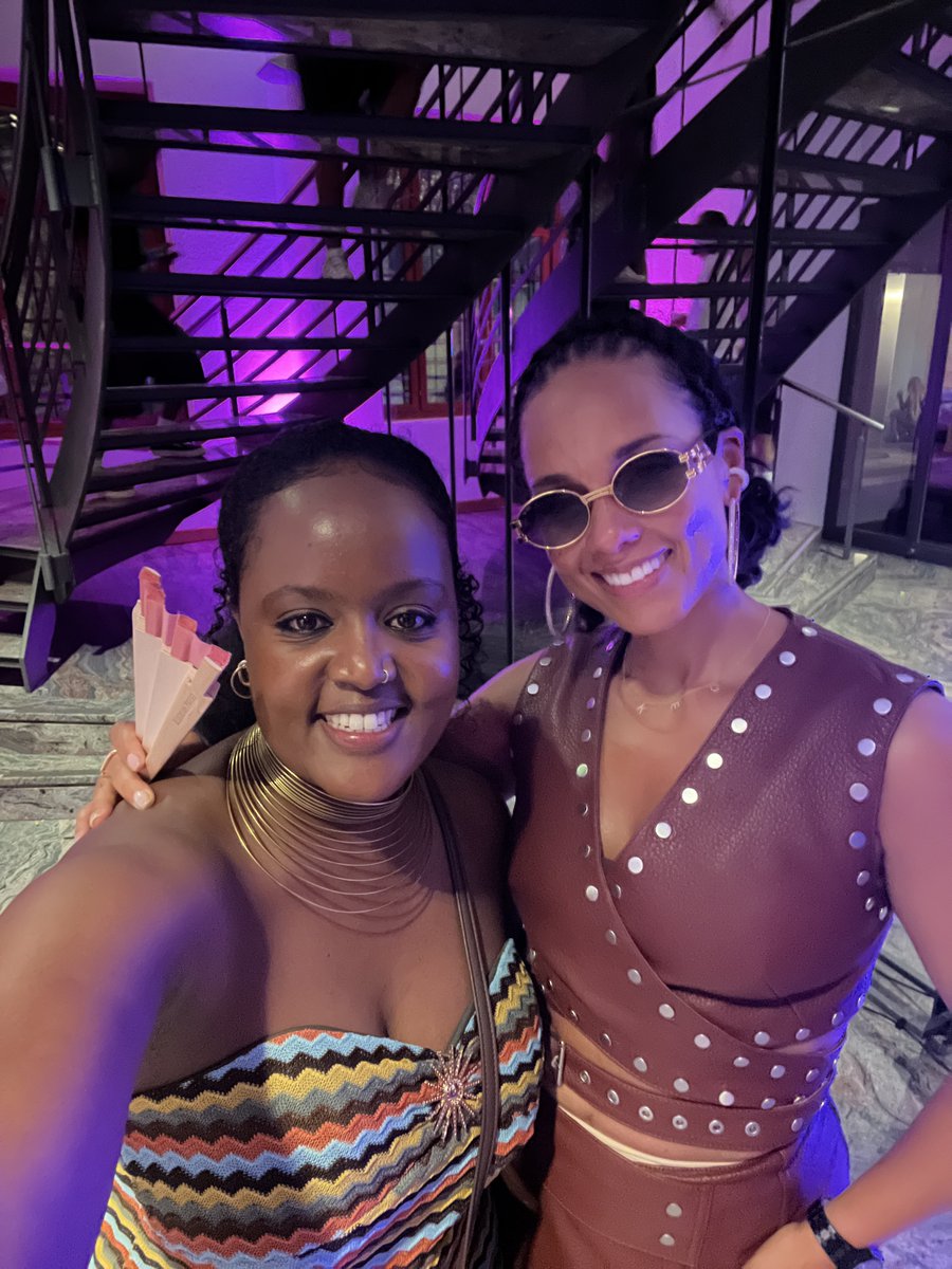alexanderivy89's tweet photo. Casually chilling with Alicia Keys! https://t.co/6NVAqRWKtA