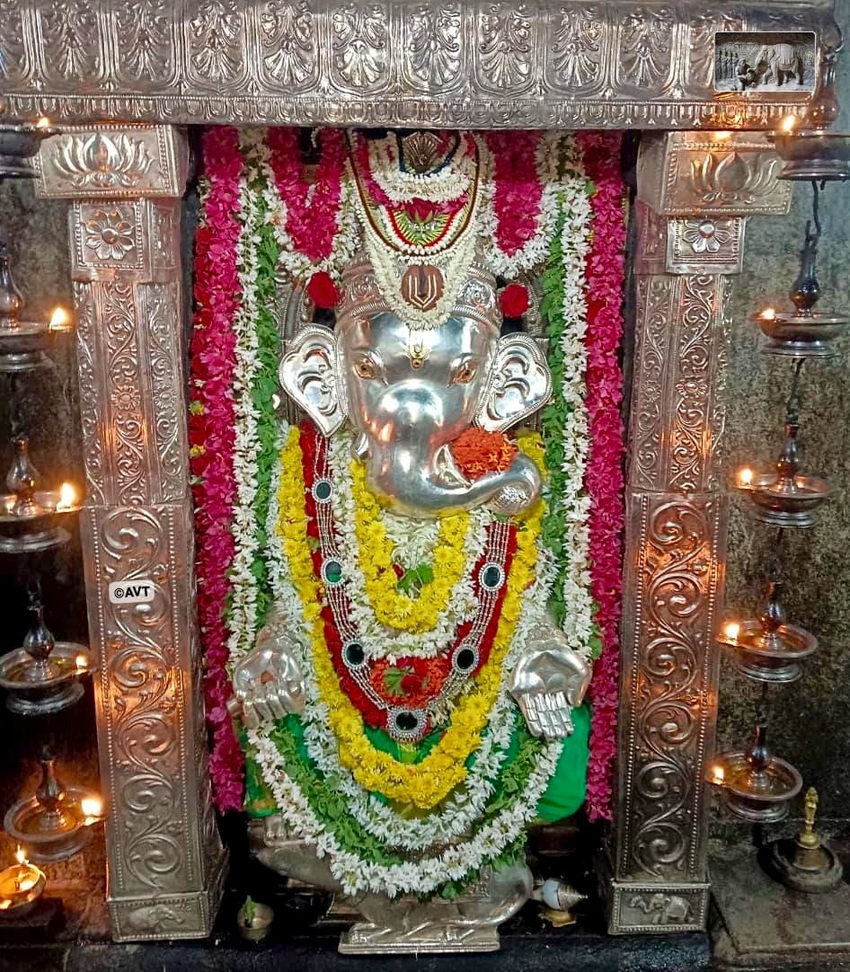 DpHegde's tweet photo. Anegudde Shri Vinayaka Kumbashi #Kundapura

Today's Alankara 🙏

ಇಂದಿನ ಅಲಂಕಾರದಲ್ಲಿ ಆನೆಗುಡ್ಡೆ ಶ್ರೀ ವಿನಾಯಕ ದೇವರು https://t.co/JmdWBOqNoj