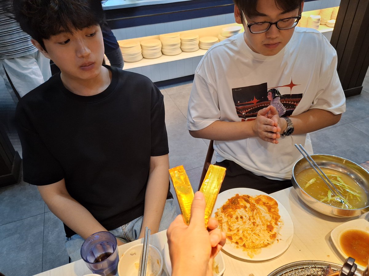 Redhappypeople's tweet photo. 살면서 이런거 구경이나 해본 적 있냐

#성공한20대사업가 #GLD #실물금투자 #와인한잔의여유 #청년부자 https://t.co/P8tKPkqUgO