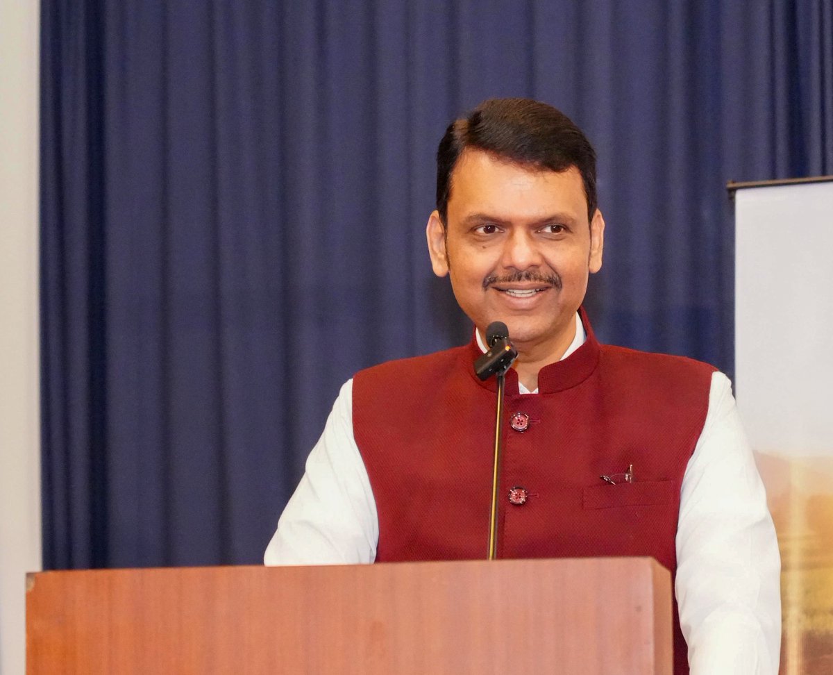 CMOMaharashtra's tweet photo. 🔸CM Devendra Fadnavis at the first meeting of the 'Executive Committee 2026-2028' of Maharashtra Chamber of Commerce, Industry and Agriculture (MACCIA).
MoS Dr. Pankaj Bhoyar, MLC Pravin Darekar, MLA Dr. Rahul Awade, President of MACCIA Ravindra Mangave and other dignitaries were present. 

🔸मुख्यमंत्री देवेंद्र फडणवीस यांच्या प्रमुख उपस्थितीत महाराष्ट्र चेंबर ऑफ कॉमर्स, इंडस्ट्री अँड ॲग्रीकल्चरच्या (MACCIA) 'कार्यकारिणी मंडळ 2026-2028'ची पहिली सभा.
यावेळी राज्यमंत्री डॉ. पंकज भोयर, आमदार प्रवीण दरेकर, आमदार डॉ. राहुल आवाडे, महाराष्ट्र चेंबर ऑफ कॉमर्स, इंडस्ट्री अँड ॲग्रिकल्चर (MACCIA) चे अध्यक्ष रविंद्र माणगावे व इतर मान्यवर उपस्थित होते. 

🔸मुख्यमंत्री देवेंद्र फडणवीस इनकी प्रमुख उपस्थिति में महाराष्ट्र चेंबर ऑफ कॉमर्स, इंडस्ट्री एंड एग्रीकल्चर (MACCIA) के 'कार्यकारिणी मंडल 2026-2028' की पहली सभा। 
इस अवसर पर राज्यमंत्री डॉ. पंकज भोयर, विधायक प्रवीण दरेकर, विधायक डॉ. राहुल आवाडे, 'महाराष्ट्र चेंबर ऑफ कॉमर्स, इंडस्ट्री एंड एग्रीकल्चर (MACCIA) के अध्यक्ष रविंद्र माणगावे एवं अन्य मान्यवर उपस्थित थे।

🕜 1.20pm | 4-7-2026📍Mumbai | दु. १.२० वा. | ४-७-२०२६📍मुंबई.

@Dev_Fadnavis @DRPANKAJBHOYAR @mipravindarekar @RahulAwade5 @raviavimangave @macciamumbai
#Maharashtra #DevendraFadnavis #MACCIA