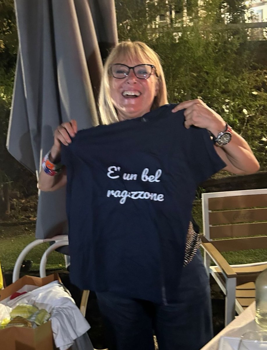 Cinguetterai's tweet photo. La redazione di #chilhavisto ha regalato a Federica Sciarelli delle t-shirt con le sue frasi più iconiche.
Queste magliette vanno messe in commercio. Pronto merchandising della Rai? https://t.co/bCdzALvJU5