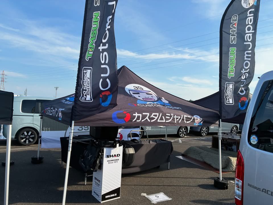 39boy_thankU's tweet photo. カスタムジャパンは鈴鹿8時間耐久ロードレースに初出展！

SHAD・ASMAX×エヴァレーシングのエヴァンゲリオンコラボモデルや、SRD5、カスタムジャパンブランドの商品を展示します。

ぜひブースへお立ち寄りください！

#カスタムジャパン #鈴鹿8耐 #SRD5 #アズマックス #シャット #SHADRider https://t.co/U3cjLQGRwP