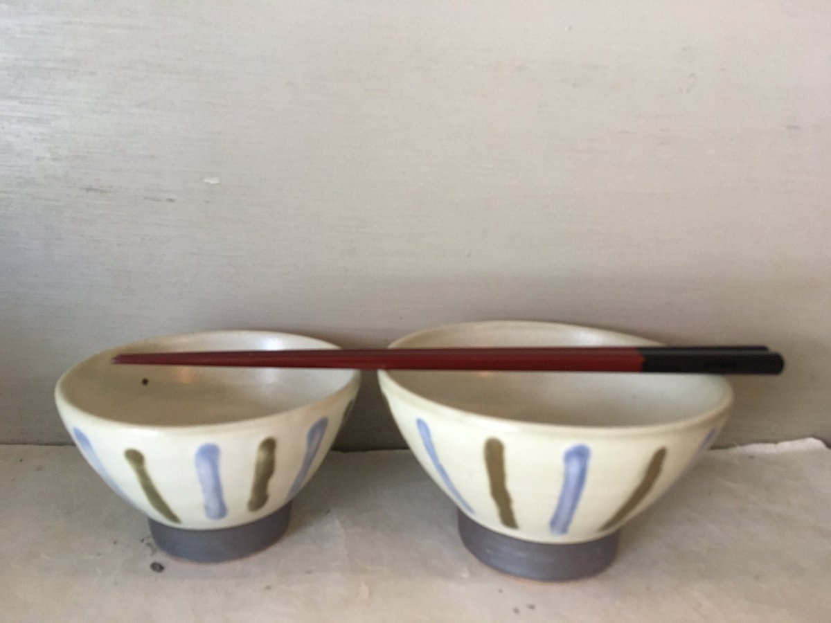 shimotoshop's tweet photo. //島根の袖師窯より飯碗//
宍道湖がすぐそこに見える袖師窯さん。陽が落ちる時間が長く夕日は特にきれいです。

今回は幾つかの種類が入荷致しました。丸みがあったりスッキリしていたりと形の違うものがあるのも袖師窯さんならでは。 https://t.co/7OOANolZcb