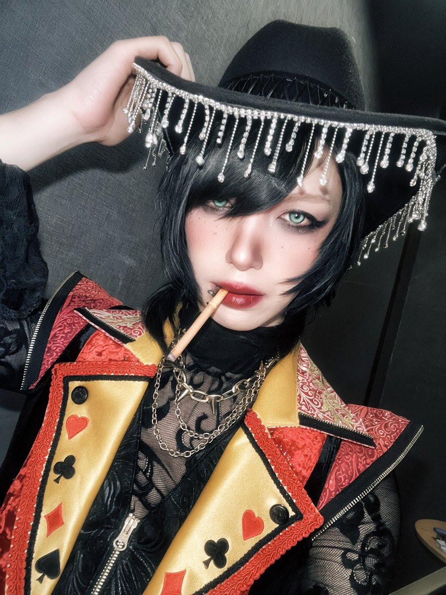 bk_toramaru's tweet photo. ライブが終わっても、拍手だけがまだ胸の中で鳴っていた。俺はステージの向こうから、お客さんはフロアのこちらから、たぶん同じ夢を見ていたんだと思う。現実はちゃんと終演したのに、あの夜だけはまだ続いている。またどこかで、その続きを。 https://t.co/AFk0mhMQ8A