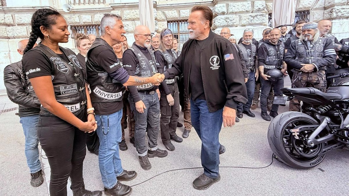 defimediainfo's tweet photo. En Autriche : des motards mauriciens rencontrent Arnold Schwarzenegger https://t.co/jqXll2o5Jh #Autriche #ArnoldSchwarzenegger #motards #mauriciens #Vienne https://t.co/4zObwIWymW
