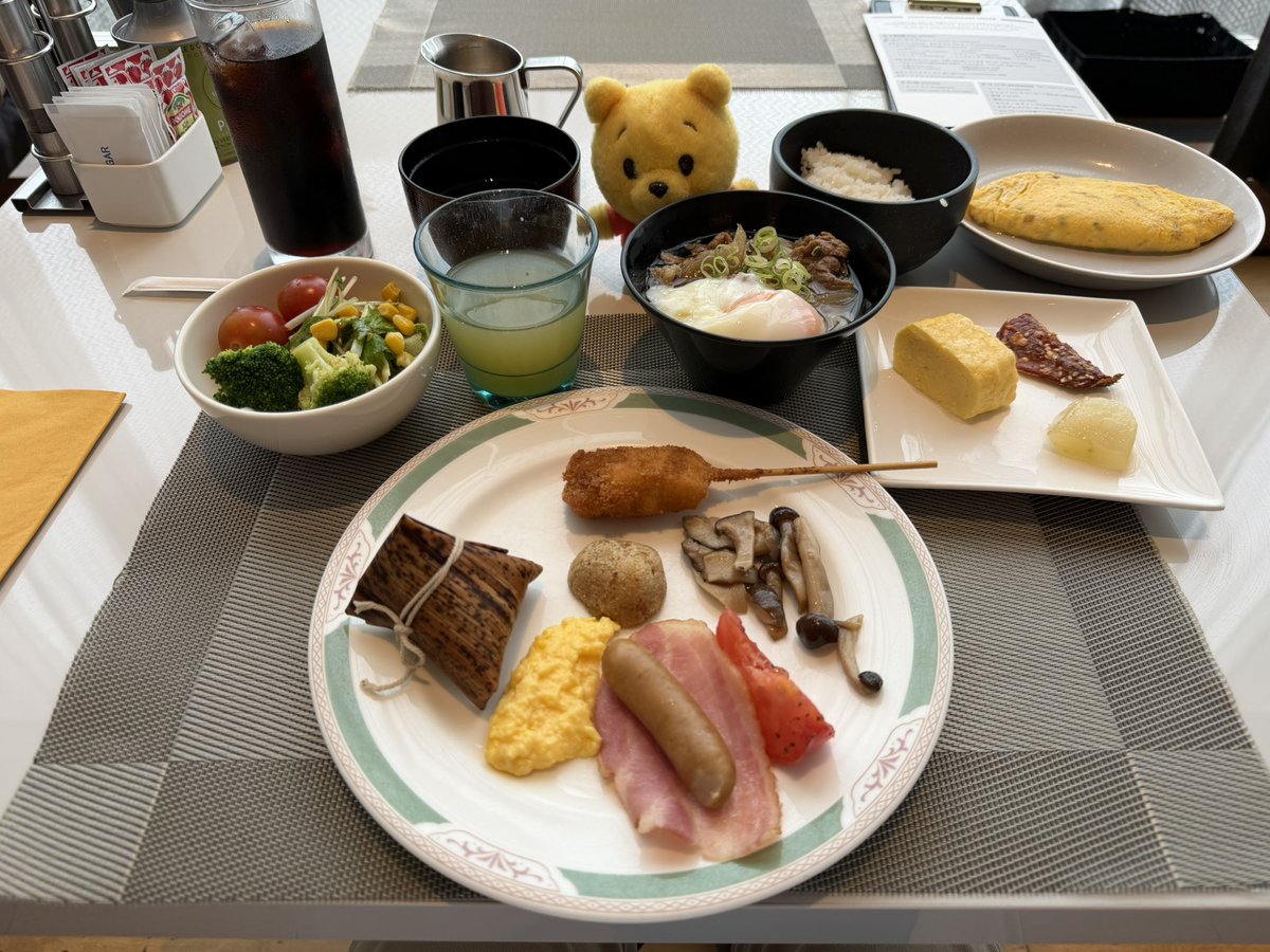 MarriottFor's tweet photo. コートヤード新大阪　朝食！
串カツ・肉うどん・だし巻き卵・焼きいか入りオムレツが美味しかった😋
お客さんは満員に近いものの補充が早く、欠品はなし😳
案内してくれたスタッフさんは笑顔が素敵で、他のスタッフさんも対応とても良かったです✨ https://t.co/dOQPqYmiT5