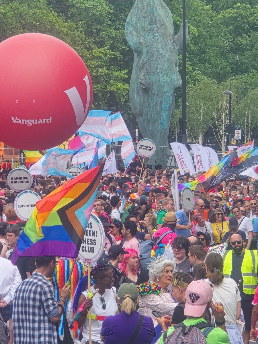 geraldi23591291's tweet photo. @MayorofLondon 
Marvellous #PrideLondon 🌈 
As always, 
Pam 💜 
https://t.co/6BqmG4FNz8 https://t.co/obFwLEw7oD