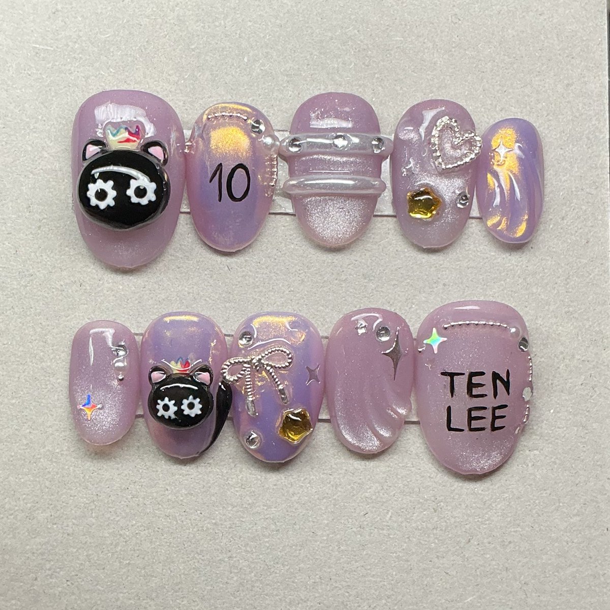 leppick_28's tweet photo. ลายเล็บคอนน้องเตนล์ ครบรอบ 10 ปี 💜
อุนแม่สั่งว่าอยากได้ สีม่วงเงิน และตุ๊กตากานูเล่ 
ไม่ลืม TEN LEE และ 10 ค่า แม่น้องเตนล์ไม่อายใคร 🐈‍⬛💜

#TENCORE0110iscalling #TENCORE0110Concert 
#ตลาดนัดเตนล์ #เล็บปลอม https://t.co/ODSdxJzwSe