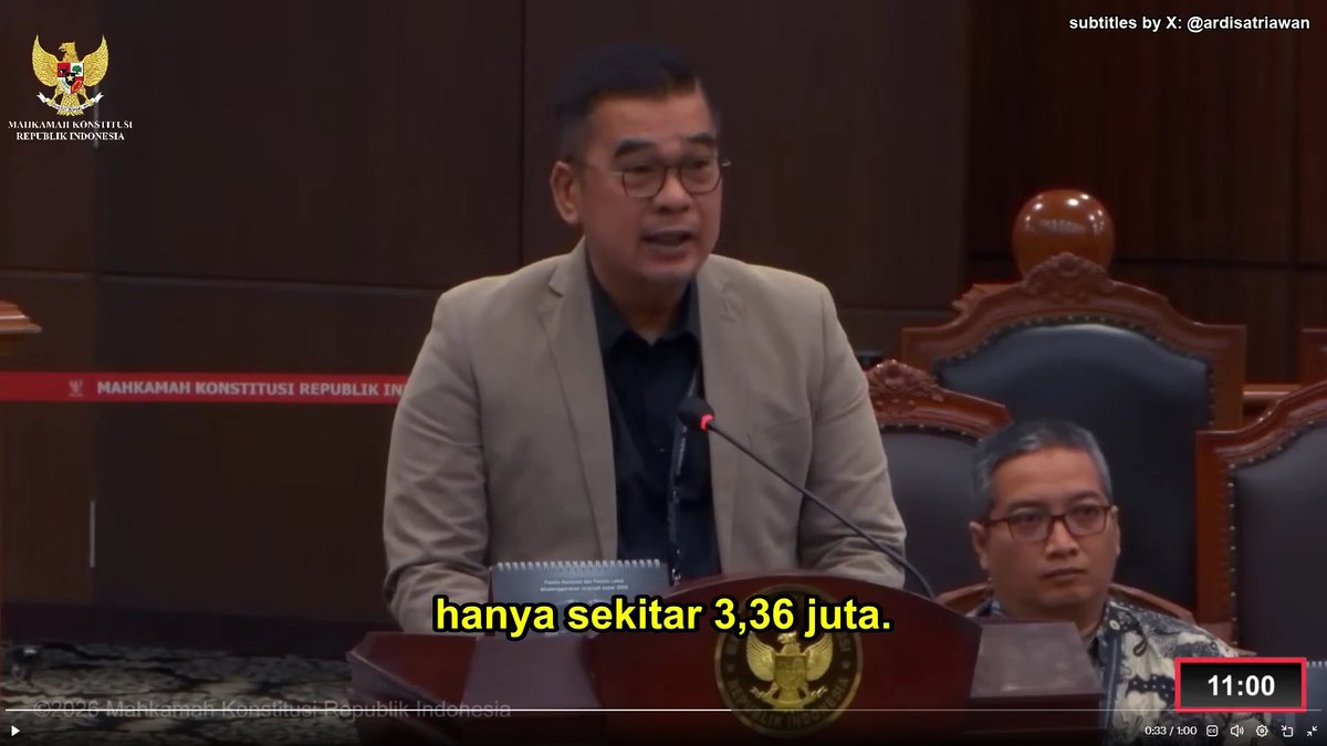 abulmuzaffar10's tweet photo. Sebagai Guru Besar Teknik Sipil di UI..

Saya sudah haqqul yakin, penghasilan Prof. Ali Berawi ini sudah dua digit.

Apalagi keilmuan dia sangat laris di industri. Bisa jadi penghasilan beliau dari konsultasi, proyek dan penelitian menyentuh tiga digit. 

Tapi dia tetap punya empati terhadap sesama sejawatnya. Dia tahu, ga semua dosen punya penghasilan yang sama kek dia. 

Mayoritas penghasilan dosen ya 3,3 jutaan. 

Dan dia pun ikut memperjuangkan kesejahteraan dosen dengan menjadi saksi ahli di MK. 

Supaya bisa membatalkan UU Dosen yang bikin dosen saat ini gajinya di bawah UMR. 

Applause untuk beliau!

Tidak seperti pihak tertentu yang nyudutin dosen UNAIR yang curhat di MK karena gajinya di bawah UMR. 

"Infomu ga utuh, dosen penghasilannya di luar banyak"
"Kan ada serdos"
"Kan ada tunjangan, belum lagi proyek dan insentif penelitian"
"Coba cek tuh, jangan-jangan bukan alumni UNAIR" 

Masalahnya, GA SEMUA DOSEN PUNYA ITU.
Bahkan kalaupun ada, NUNGGU BERTAHUN-TAHUN.