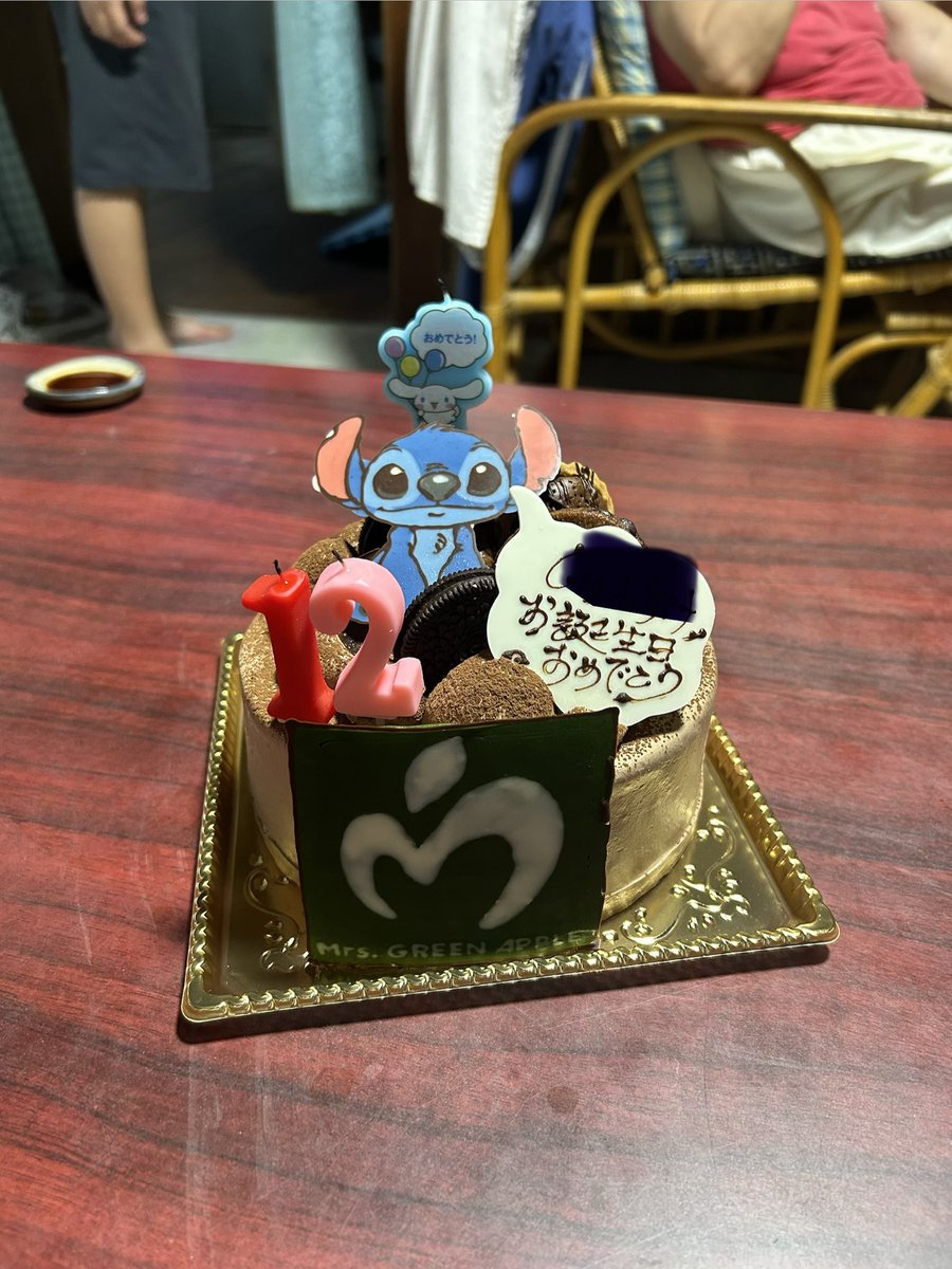 chibi_corgi's tweet photo. 二男、12歳の誕生日🎂✨
ケーキは二男の大好きなスティッチとミセスのロゴにシナモロールのろうそく。
祖母からスティッチのミニバッグをプレゼントしてもらって大喜び！
まだまだ大変な事も多いけど…健康で元気があれば良し😆✨ https://t.co/JEUlWbAaCo