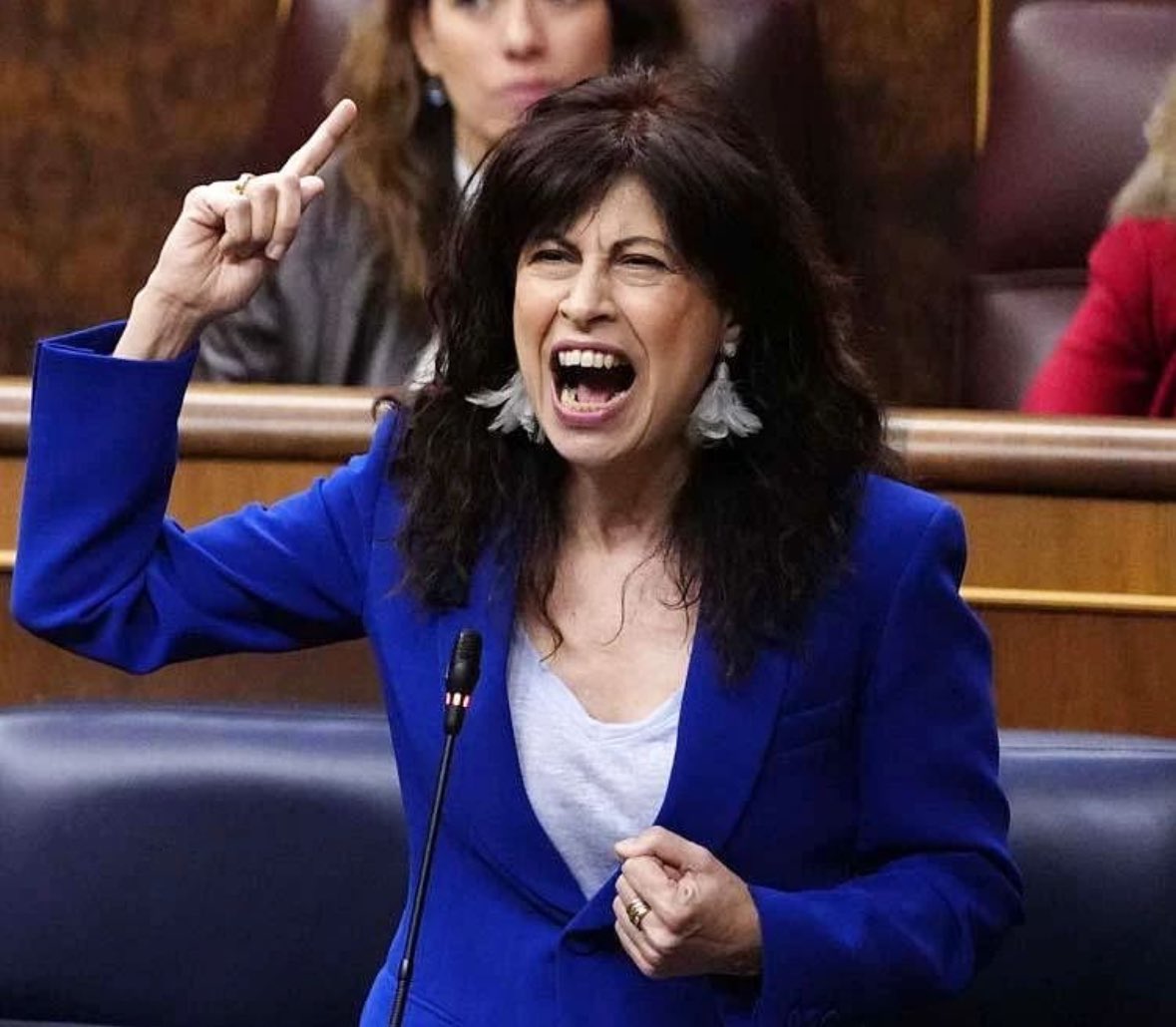 crpandemonium's tweet photo. No sabe definir lo que es una "mujer" pero dice que ella es de una especie diferente a los hombres. https://t.co/1R1DTdf5mY