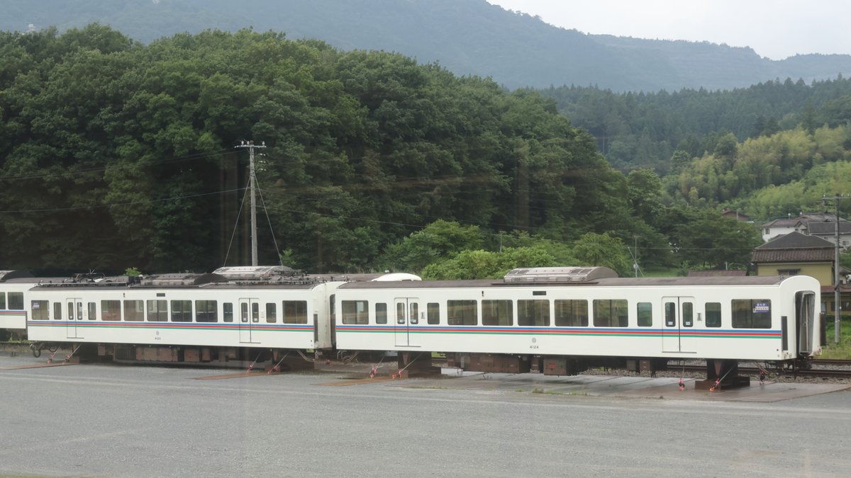 Sui_shin's tweet photo. 6/2に横瀬へ廃車回送された西武4000系 4023F
約1ヶ月が経過しましたが解体線の奥に
クハはライトやアンテナ等の部品が取られた上で2両まとめて留置され
モハの2両は台車が抜かれてクハの横に置かれた状態になっています
＠横瀬車両基地 2026.7.1撮影 https://t.co/qdbsrZC4Ux