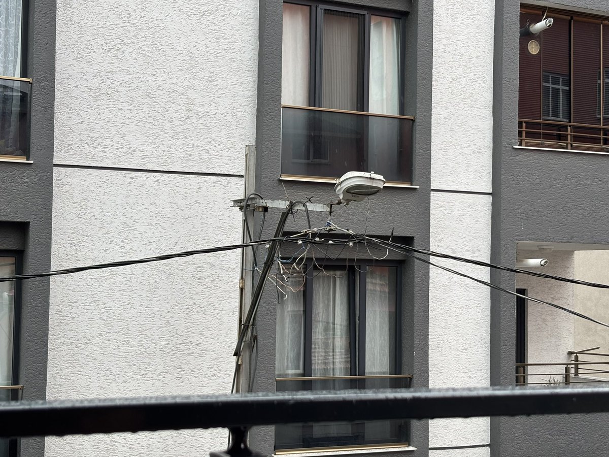 TmMete's tweet photo. @enerjisadestek Çekmeköy Aydınlar mahallesi. Bu nasıl bir şey acaba kentsel dönüşümle yenilenen binaların elektrikleri bu direklerden mi sağlanıyor? Her sabah elektrik kesintisi cabası. https://t.co/7c5OxrmEMZ