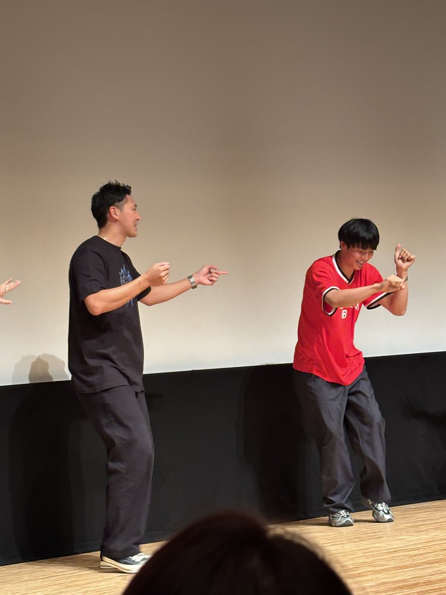 vrDoJ8r3uk7FmQZ's tweet photo. 大阪で鍛えられた牧ちゃんの荒ぶるカチャーシーが今日いちばん笑った😂😂😂

たしにちょっとキモイ言われてた😂😂
可愛かったよ牧ちゃん😂🫶 https://t.co/SrgNc4l0yu