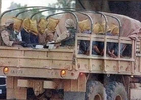 migferhaber's tweet photo. Irak'ın kuzeyindeki Süleymaniye kentinde, ABD askerleri, bir binbaşının komutasında 11 özel kuvvetler personelinin başına çuval geçirdi ve 60 saat boyunca alıkonularak sorgulandı. 

Bu vahim olay Türkiye Cumhuriyeti'nin tarihine kara bir  leke olarak kayda düştü.
(4 Temmuz 2003) https://t.co/i1HRrnkuwy