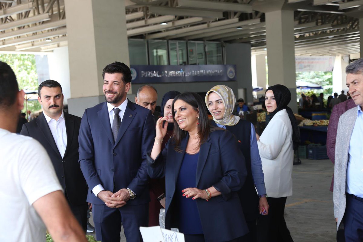 AKPURSAKLAR's tweet photo. SKM Programımız kapsamında, İlçe Başkanımız Sn. İbrahim Kopan, Milletvekilimiz Sn. Jülide Sarıeroğlu, Belediye Başkan Vekilimiz Sn. Ahmet Öztürk, İlçe Koordinatörümüz Sn. Şule Küçük Ateş, Kadın Kolları Başkanımız Sn. Perihan Öztürk ve yürütme ile yönetim kurulu üyelerimizle birlikte ilçemizde bulunan pazar yeri ziyaretinde bulunduk.
@abuyukgumus @hakanhanozcan @ibrahim_kopan @kurtcancelebi @jsarieroglu @AkpartiAnkara