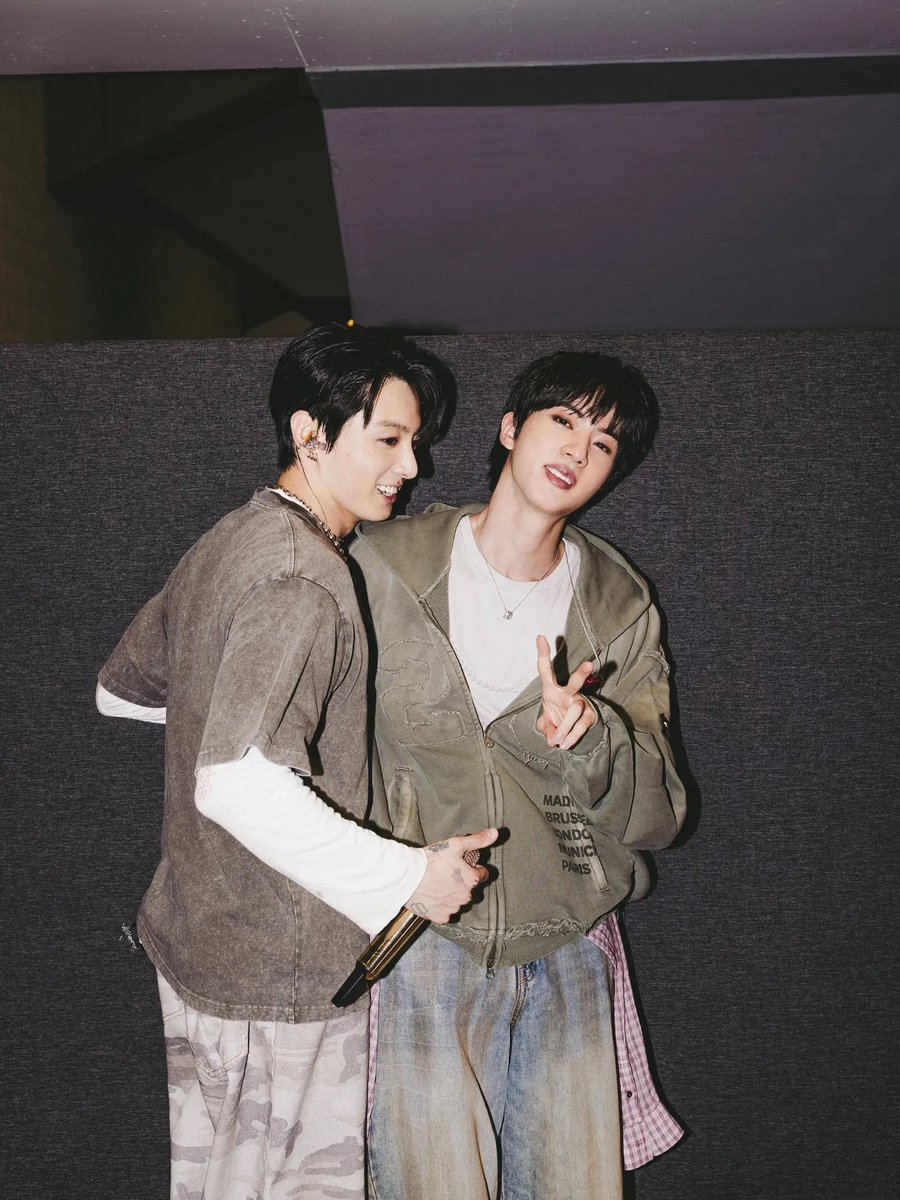 eternalhyyh's tweet photo. jin hyung's solo shots? not in their vocabulary 😂 https://t.co/yykOQKDhMe