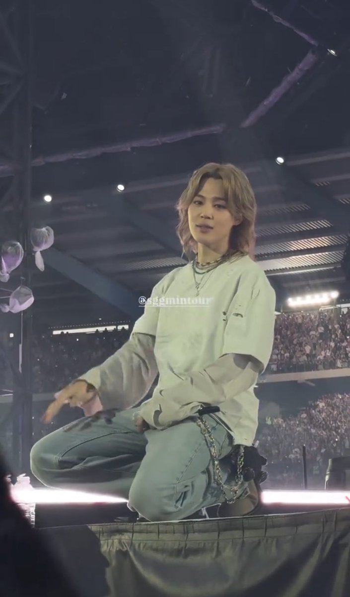 pjmgoldenn's tweet photo. boh raga questi video li abbiamo fatti noi 
#BTS_ARİRANG_BRUSSELS https://t.co/DYOIEdfEsO