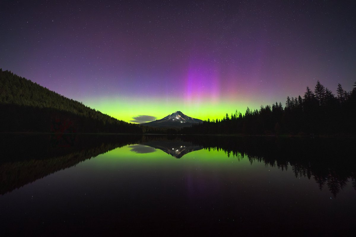 KennethLerose's tweet photo. July 4th Aurora! 🇺🇸

I’ve been awake for 24 hours straight shooting all types of scenes in the PNW. 

These 2 images were just captured in a timelapse that spanned from the time the moon began rising &amp; then (2nd photo) the moon fully risen. 

Which do you prefer? 💜💚🌖 https://t.co/bZiF02ZDPF