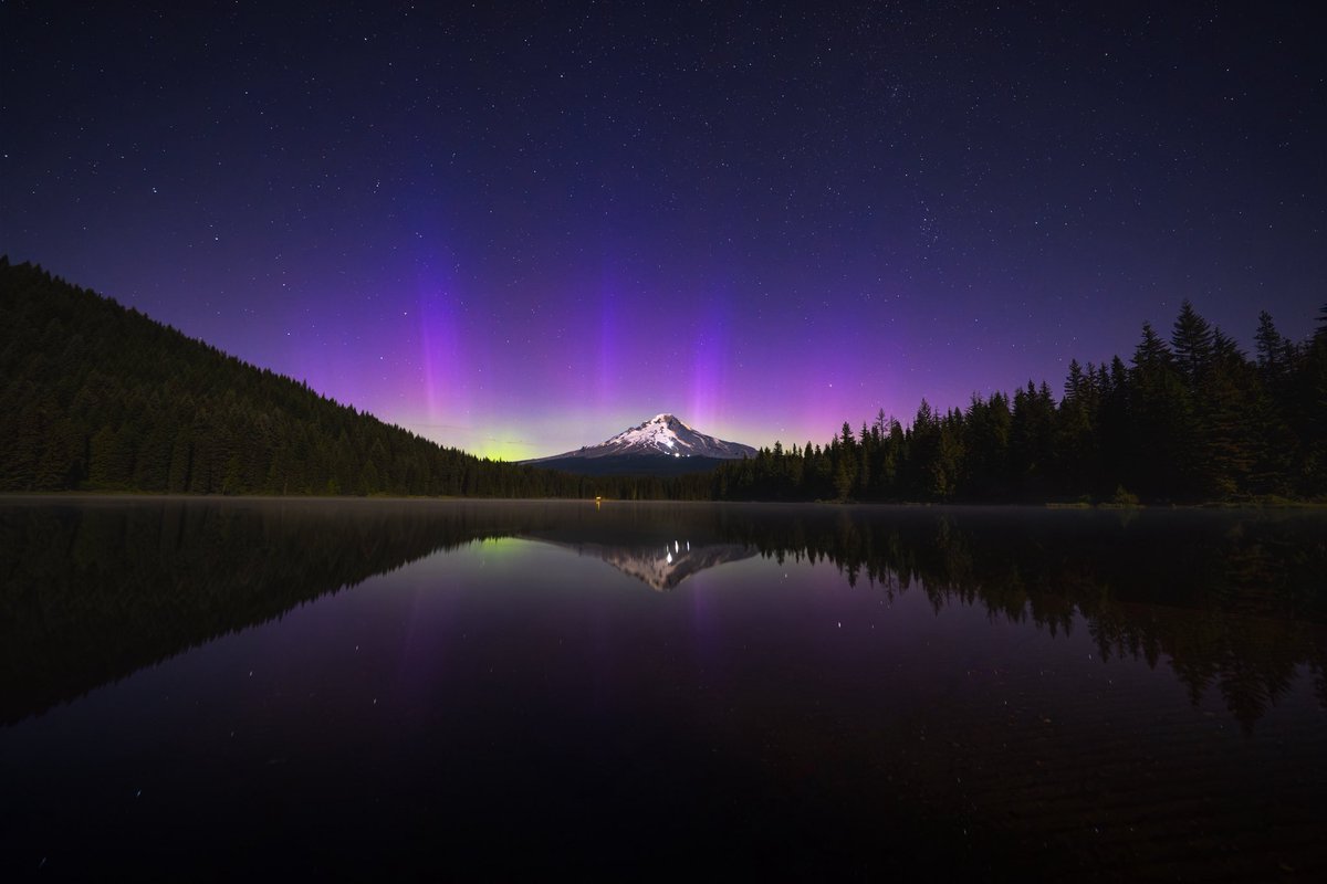 KennethLerose's tweet photo. July 4th Aurora! 🇺🇸

I’ve been awake for 24 hours straight shooting all types of scenes in the PNW. 

These 2 images were just captured in a timelapse that spanned from the time the moon began rising &amp; then (2nd photo) the moon fully risen. 

Which do you prefer? 💜💚🌖 https://t.co/bZiF02ZDPF