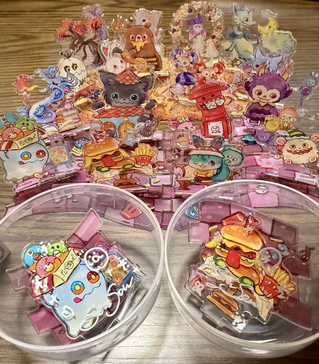 ta_3104's tweet photo. sowsow先生のカプセルトイ発売イベントへ行きました🎉
今回も可愛い〜！癒される☺️
しかも床におばけがいます👻

写真2枚目は私と妻の分。サインに加え、オバケまで書き加えてくださって、一つだけのアクスタになりました😆
先生ありがとうございます✨

角度を変えて何度も見てしまう。可愛い☺️ https://t.co/pYgsnH5ba0