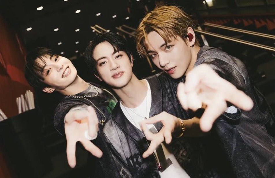 JUNG9795_'s tweet photo. seokjin update weveser up selca taejinkook 😻😭 

🐹: “mereka selalu aja gangguin aku tiap aku lagi mau foto sendirian.” 

pokoknya dimanapun dan kapanpun seokjin mau foto pasti adek2nya ikut 😭
kalo gak taehyung, pasti jungkook, jungkook, dan jungkook 😭🤏🏻 https://t.co/wq4l88WdZk