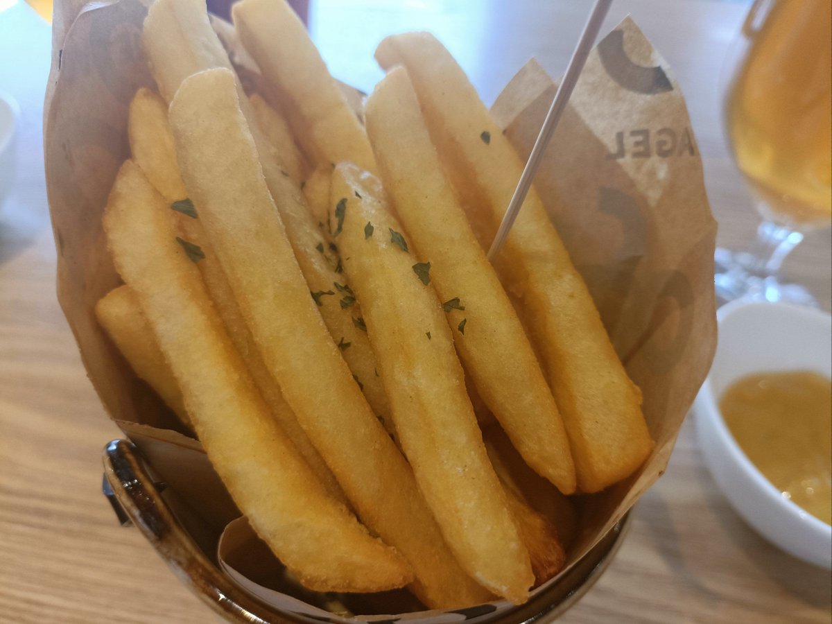 BrandiForsting's tweet photo. Spent the entire evening stealing fries from my person’s plate and listening to their ramble about work. Best kind of Wednesday ever. https://t.co/hYSVtUL0Jw