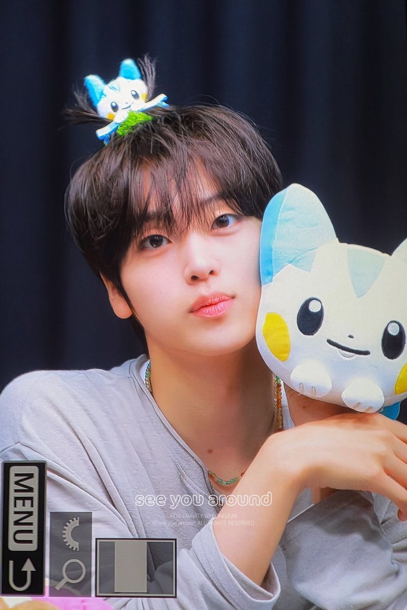 around_02's tweet photo. 260704 팬사인회
#CRAVITY #형준 
#크래비티 #HYEONGJUN https://t.co/XprXheQiaj