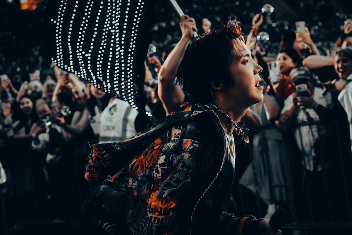 btschartsxdaily's tweet photo. #JHOPE via Instagram Post (1)💜

BTS WORLD TOUR 'ARIRANG'. BRUSSELS.
https://t.co/4RdJs8Zva9 https://t.co/YKDTfPYNsU