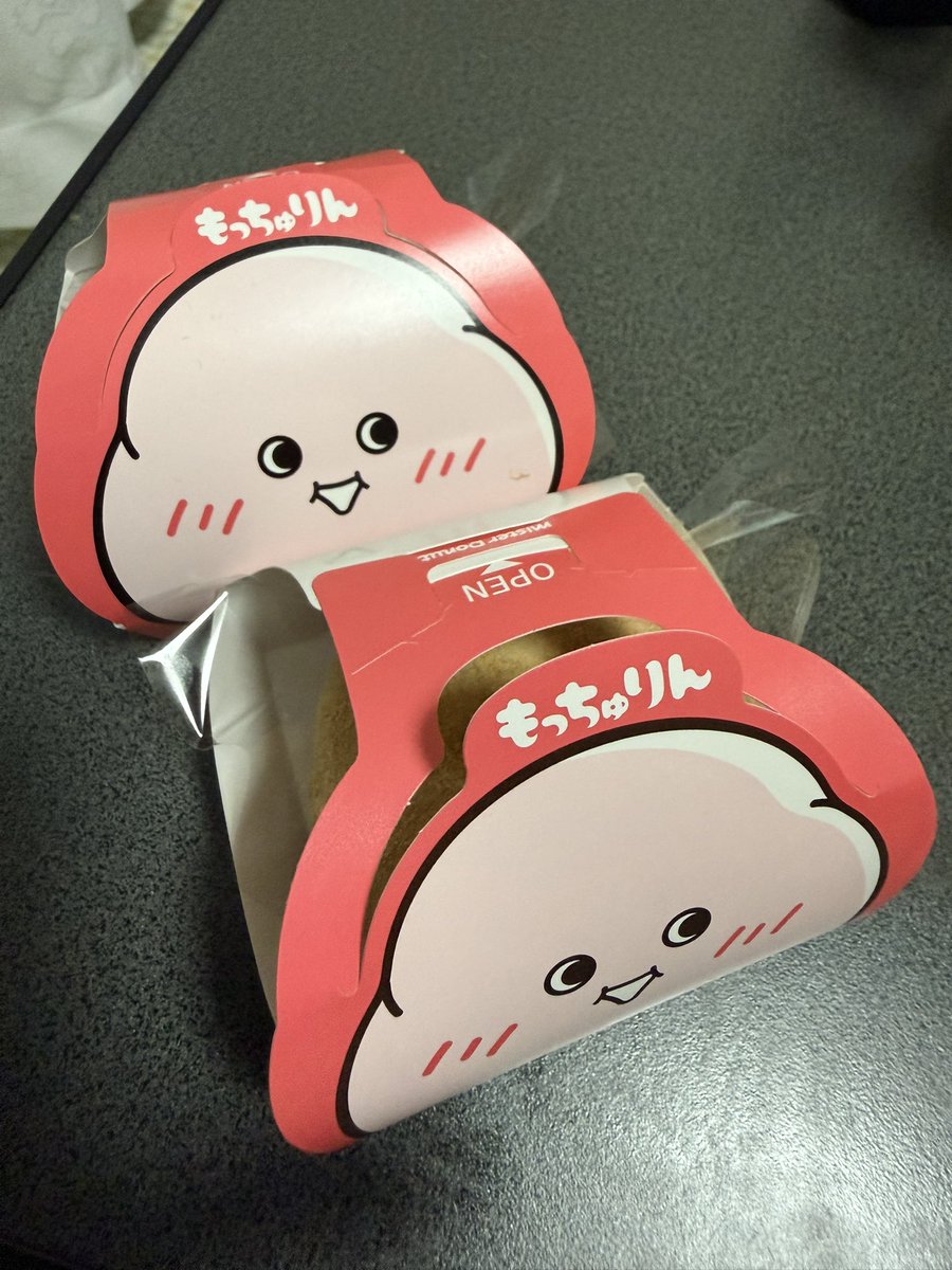 wolfgang1744's tweet photo. 話題になってた期間限定もっちゅりんを初めて食べてみた😀みたらし､きなこを購入😉餅のようなモッチリ生食感で凄く美味しい😋これは人気が出るの分かる😉みたらし､きなこも今月で材料無くなり次第終了という事で今日食べる事できて良かった😉ごちそうさま😉
#もっちゅりん
#ミスタードーナツ https://t.co/AmcWv6hpuv