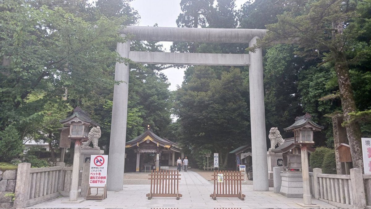 NuttsoLeicht's tweet photo. 白山比咩神社
白山の神である白山比咩大神を祭る。全国に凡そ三千ある白山神社の総本社であり、加賀一宮(なのに住所は何故か白山市三宮町)。多くの国宝や国重要文化財の社宝を所蔵しているが、宝物館は閉館中でした… https://t.co/7OmqxTo8wO
