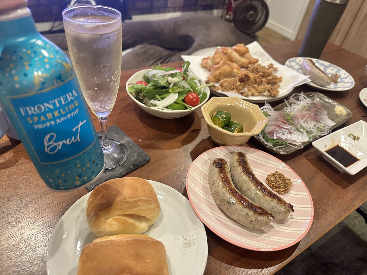 a_cream01's tweet photo. スーパーで美味しそうなジャンボフランクを見つけて、ファミリーマートでスパークリング🥂買った

なんてことない日も幸せな1日だ〜ʚ̴̶̷᷄＿ʚ̴̷̷᷅ https://t.co/wEwQSJltlQ