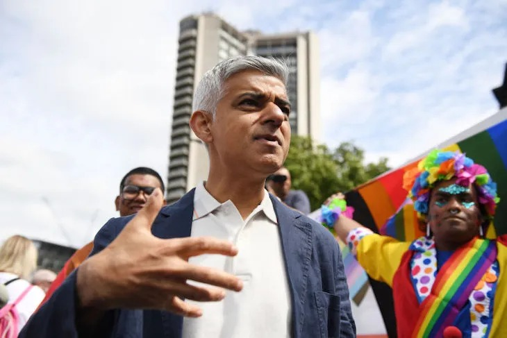 MarioNawfal's tweet photo. 🇺🇸🇬🇧 London's Muslim mayor, Sadiq Khan, just posted a tweet to celebrate the UK's Pride day, which organizers decided should occur on the 4th of July this year. 

He said, "Today at Pride in London, we’ll show the world that love will always triumph over hate."

Not sure why the capital needs to be covered in more LGBTQ flags than it has ever seen Union Jacks, but okay. 

Source: @MayorofLondon, Writer: Mhedi