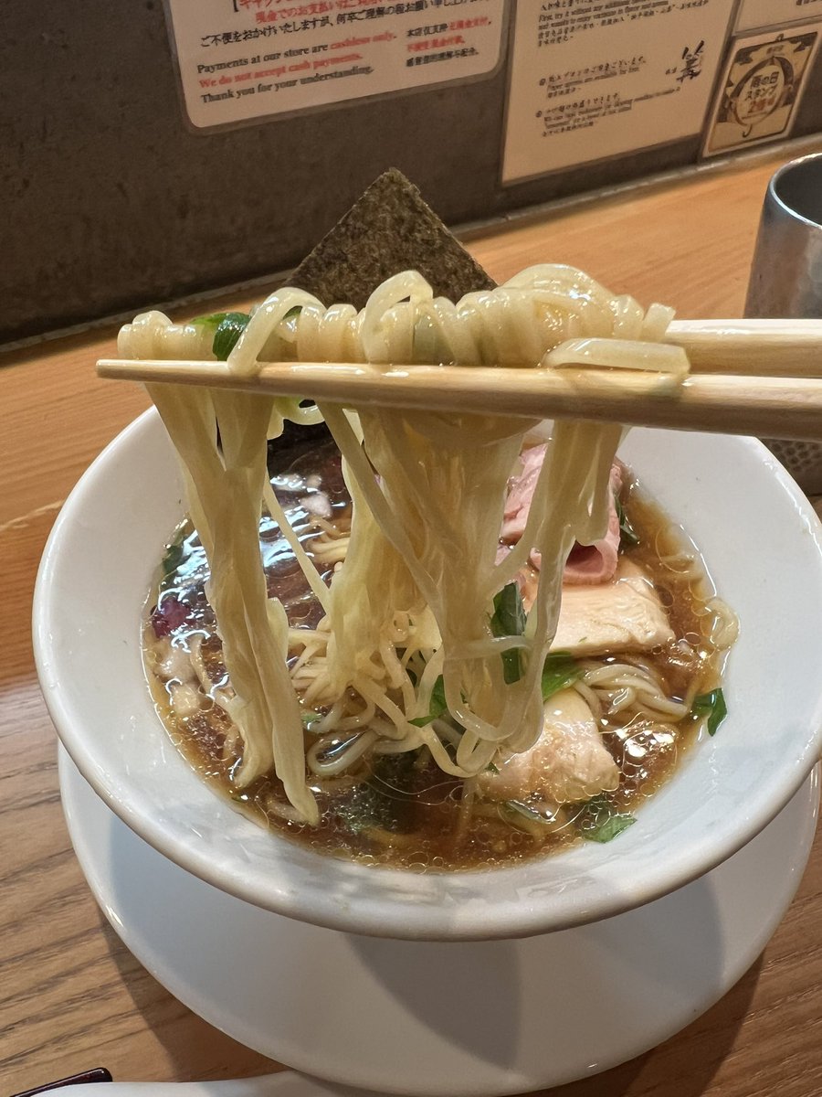 PersonaVII's tweet photo. 今日の麺 その1
鎌倉小町通り一本脇、銀座篝 鎌倉店 芳醇冷やし煮干しそば＋ミニしらすバター丼
さすが名店の一杯。醤油・煮干し・香味野菜・柑橘のハーモニー。これはすごい。
チャーシューの脂が溶けたスーブも味わいが変化して2度美味しい。至高のラーメンありがとう。
ご馳走様でした。 https://t.co/hyLIz2CW1l