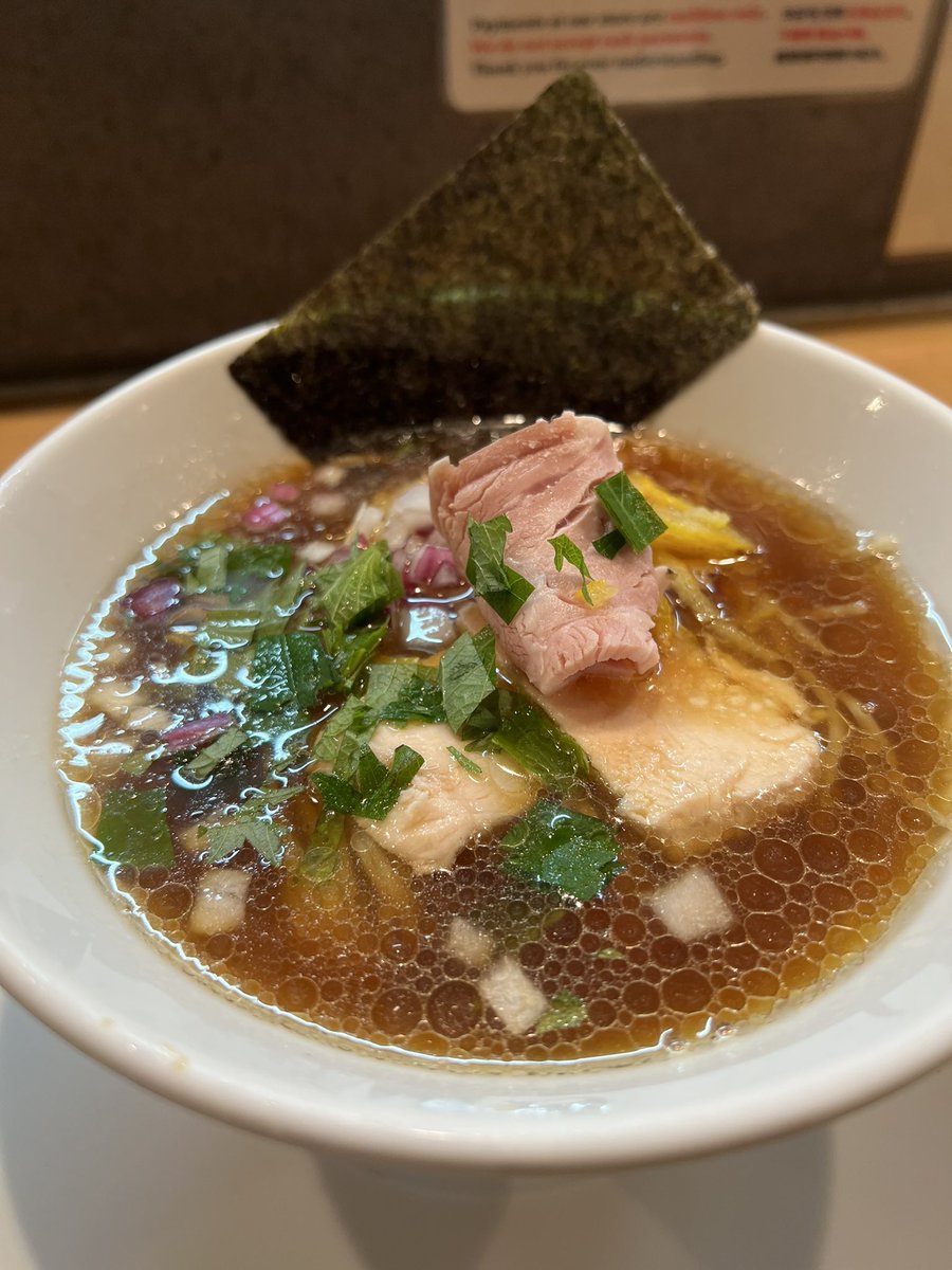 PersonaVII's tweet photo. 今日の麺 その1
鎌倉小町通り一本脇、銀座篝 鎌倉店 芳醇冷やし煮干しそば＋ミニしらすバター丼
さすが名店の一杯。醤油・煮干し・香味野菜・柑橘のハーモニー。これはすごい。
チャーシューの脂が溶けたスーブも味わいが変化して2度美味しい。至高のラーメンありがとう。
ご馳走様でした。 https://t.co/hyLIz2CW1l