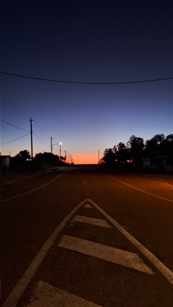 TangaroaG33K's tweet photo. Sunset in Winton in Queensland. Stood in the middle of the road. #sunset #winton #Queensland https://t.co/ng3xVkHn4K