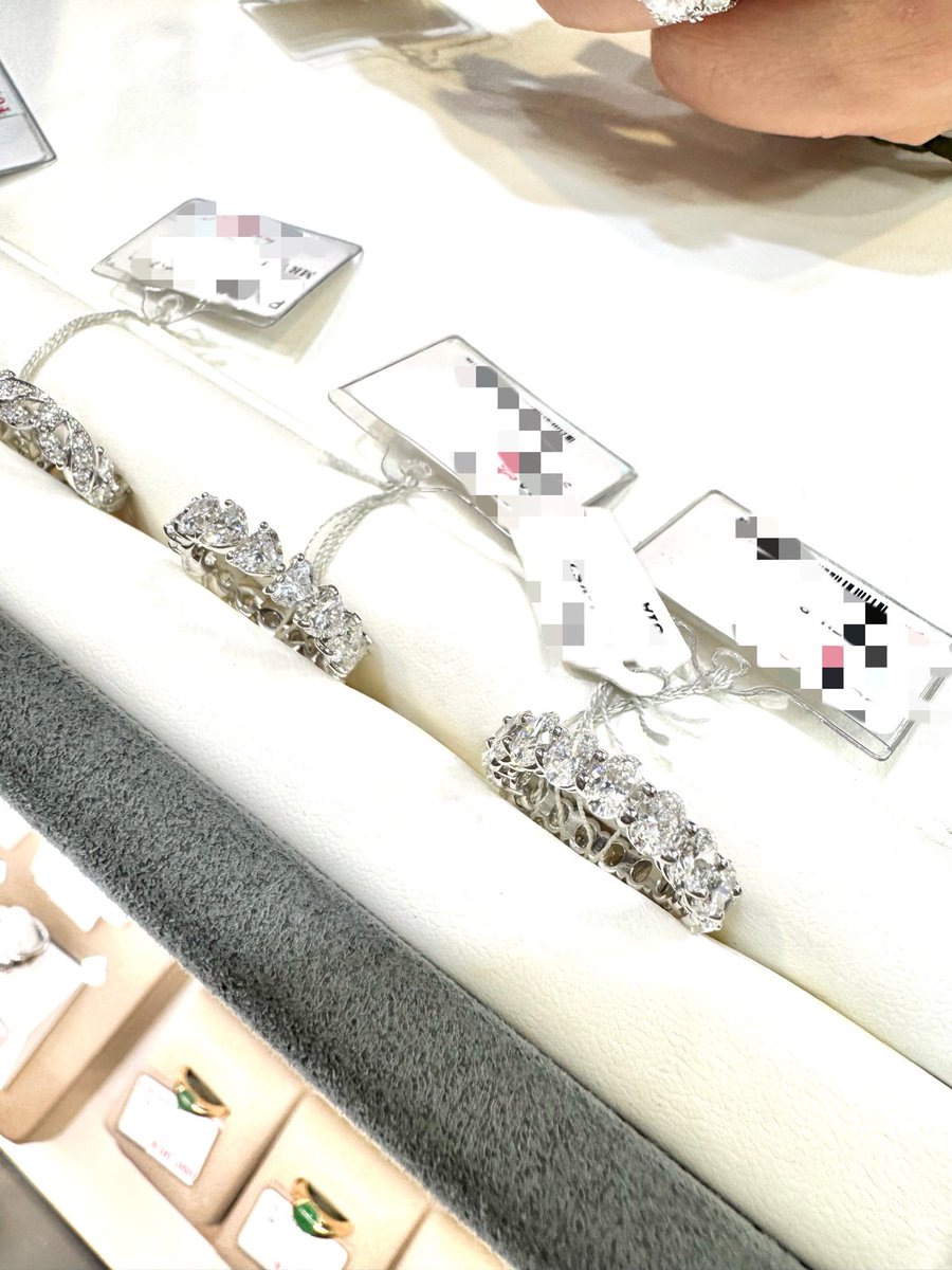 OreoGolden's tweet photo. 今年もジュエフェスへ💎

百貨店ともデザフェスともミネショとも違う、とにかくジュエリーを浴びる会✨

作家ものだけじゃなく、某ミキ○ト様とお仕事しているような老舗店から、家が買えるようなジュエリー、数万円くらいで気軽に手に取れるものまで幅広く並んでいて、会場の熱気がすごかったです🐝

海外の方も多くライブ販売もあちこちで行われていて、みんな買う気満々

ハイブラ顔負けの品質のダイヤが惜しげもなく並んでいるのはジュエフェスならではの光景で、お店の方も「今日はフェスなので気軽に試していってください💍」とバンバン試着させてくださいました🥰

💎は4Cだけでなく、蛍光性やセッティングの滑らかさ、加工のこだわりまで、プロの方から直接お話を聞けるのがとにかく楽しい！
デザイン料が大きく乗らない分、良い石や金にお金をかけられるのも魅力♡

ダイヤや金のシンプルジュエリーがお得でおすすめですが、一点もののゴージャスなジュエリーに出会うのもあり。

大ファンの工房があるので、私は今年もそこでオーダー✨
さらに今年は少し思い切ってダイヤのジュエリーもオーダーしたので届くのが今から楽しみです🥰

ジュエリー好きの欲望を、今年も全部受け止めてくれる場所でした✨たのしかったー♡

※ALTにもコメントつけました📝
#TJFES #tokyojewelryfes