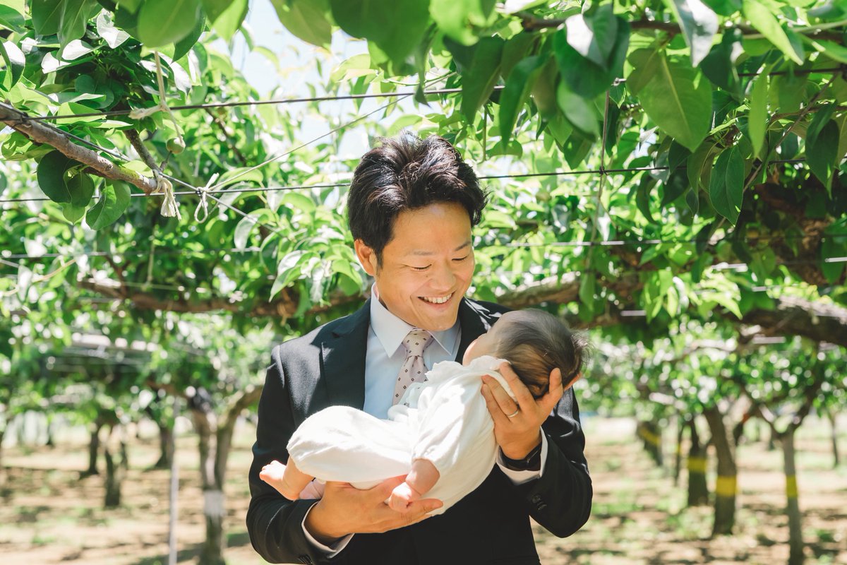 daihikoen's tweet photo. 本日7月4日は「梨の日」🍐
今日は皆様へご報告があります✨

今年2月に第一子が誕生しました👶💕
そして今年は、大彦園にとって創業90周年という節目の年でもあります🎉

これまで支えてくださった皆様へ、今年も「美味しい！」と言っていただける梨をお届けできるよう、家族一同頑張ってまいります🍐 https://t.co/LeKHY5MUvU