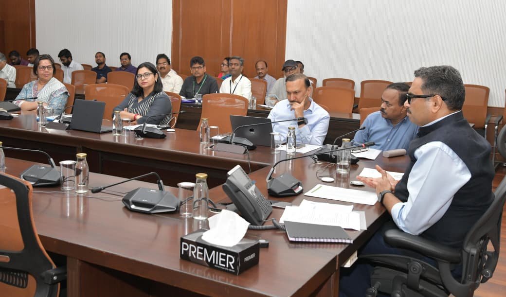 TelanganaCS's tweet photo. Chief Secretary Shri @sjaju1 held a video conference with Dist. Collectors and reviewed the prevailing situation and preparedness in the Agriculture, Health, Drinking Water and Education sectors. Senior officials from the concerned departments participated in the review meeting. https://t.co/Lq5k1vdOqL
