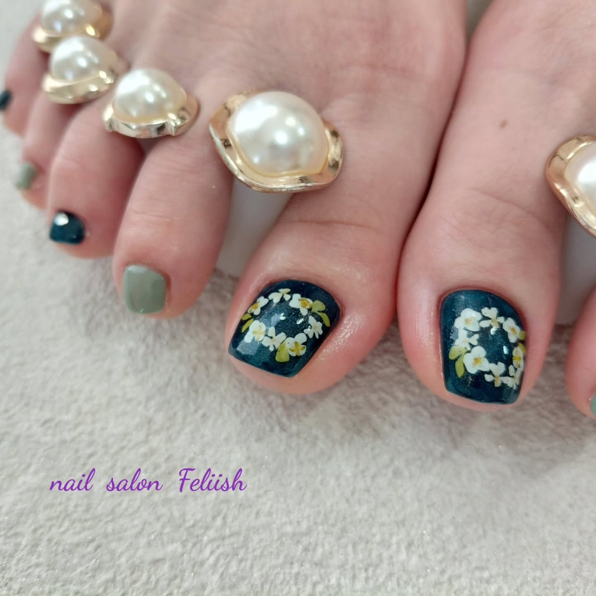 NFeliish's tweet photo. 🏵お客様フットネイル🏵
お花シールを使用してリースアート🤍

ベースはシェラックネイルです💅

*＊*＊*＊*＊*＊*＊*＊*＊*＊*＊*
nail salon Feliish
~お客様の日常に小さな幸せを~

■...

詳細はこちら↓（ネイルブック）
https://t.co/BcEBZgp560 https://t.co/OkdhpQk5Fn