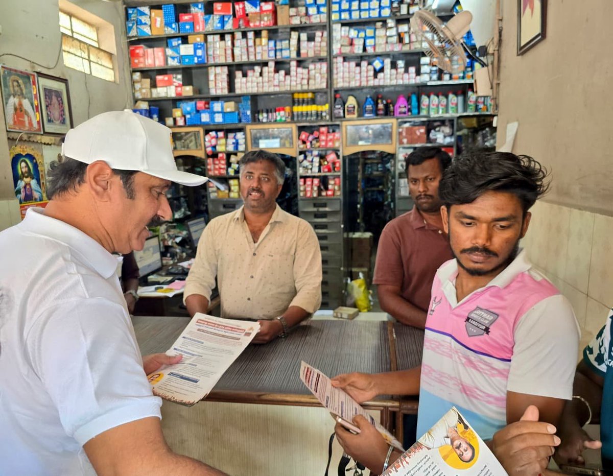 draramadoss's tweet photo. கர்நாடகத்தில், காவிரியின் குறுக்கே மேகதாதுவில் அணை கட்ட திட்டமிடும் கர்நாடக அரசை கண்டித்தும், இத்திட்டத்தை முழுமையாக கைவிட வலியுறுத்தியும், பிலிகுண்டுவில் இருந்து பூம்புகார் வரை நடைபெறும் நான்கு நாட்கள் பயணத்தில், தஞ்சாவூரில் துண்டு பிரசுரங்கள் வழங்கி, பொதுமக்களிடையே விழிப்புணர்வை ஏற்படுத்தி உரையாற்றிய போது.!

#காவிரிகாப்போம்
#மேகதாதுஅணைதடுப்போம்

#CauveryKappom
#MekedatuAnaiThaduppom #MekadatuRally #CauveryRights #TamilNadu #PMK