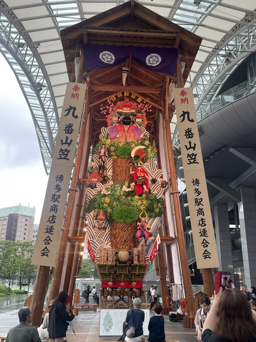 teko_1222's tweet photo. 息子のトリマーライセンス更新研修について行ったら、博多駅に、山笠が、でーーーん！と鎮座してました https://t.co/YQH24lmw2r