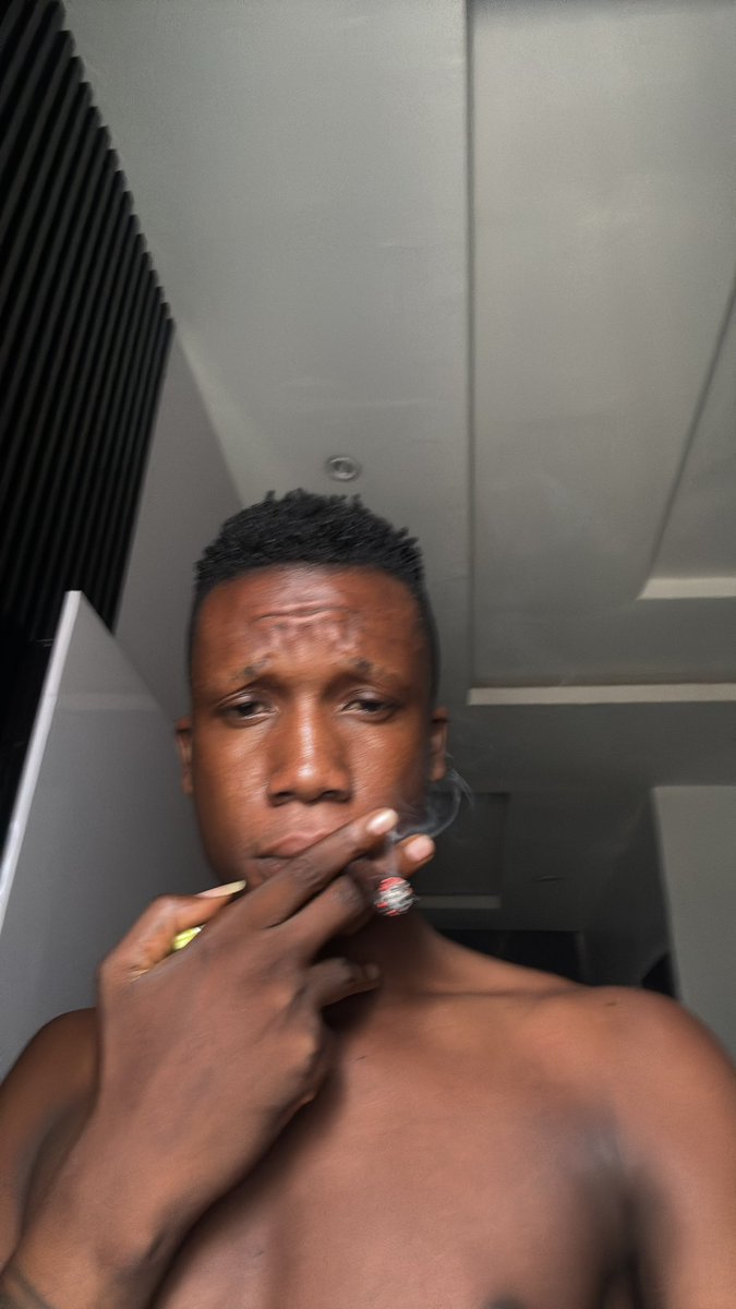 PM_moneys's tweet photo. I still dey package de Cana 😁😂😂 de pressure nor reach dis side 1.5g  20k 🗿 https://t.co/zizqDt6aPA
