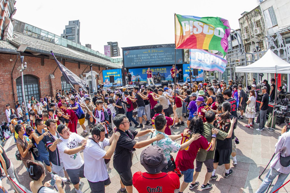 PiscoBand's tweet photo. 八月は台湾の離島「澎湖」のロックフェス「澎大海ビーチフェス」でライブをします！

今日は台北・西門町で前夜祭ライブ、すごく楽しかったです！このエネルギーをそのまま澎湖に持っていきます！8月22日澎湖に会いましょう！ https://t.co/yy3LpyozwS