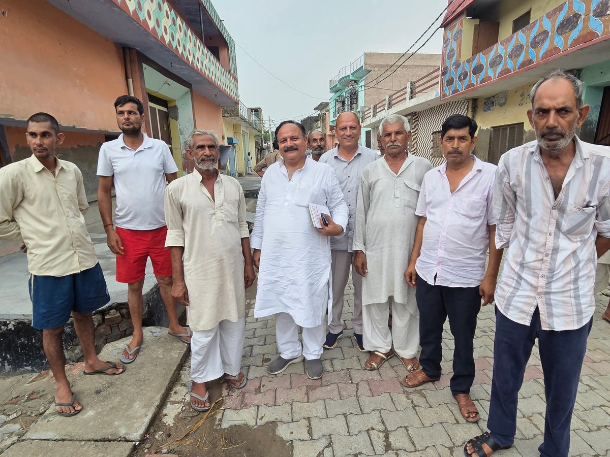 Maninder1370's tweet photo. सिवालखास विधानसभा क्षेत्र से भाजपा के पूर्व #प्रत्याशी श्री मनिन्दरपाल सिंह जी ने ग्राम #रोहटा,#ढड़रा,#मढ़ी व #झिझोकर में ग्राम वासियों के बीच पहुंच कर स्वर्गीय ओम प्रकाश त्यागी जी, पूर्व सदस्य विधान परिषद् (ऊ. प्र.) एवं पूर्व अध्यक्ष श्री शालिग्राम शर्मा परिन्यास परिषद् (ट्रस्ट) रासना (मेरठ) के "जन्म शताब्दी समारोह" एवं "अखिल भारतीय कवि सम्मेलन" में सम्मिलित होने के लिए सादर आमंत्रित भी किया गया।
इस अवसर पर वरिष्ठ संचालक जिला सहकारी बैंक मेरठ- बागपत श्री मदनपाल सिंह जी व आदित्य जानी साथ रहे ।
​#ManinderPalSingh #JayantChaudhary #AdityaChaudhary #Siwalkhas #Jangethi #Meerut #BJP #RLD #ShishthacharBhent