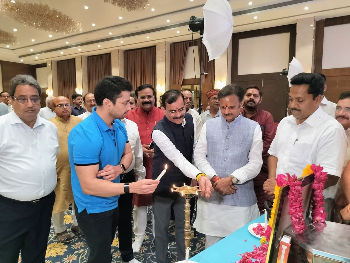 vdsharmabjp's tweet photo. आज दैनिक भास्कर समूह द्वारा आयोजित 'कटनी के सर्वांगीण विकास पर सार्थक संवाद' कार्यक्रम में प्रदेश के उपमुख्यमंत्री श्री @rshuklabjp और प्रभारी मंत्री श्री @udaypratapmp के साथ सहभागिता की।

कटनी में निवेश, उद्योग, व्यापार, रोजगार और आधुनिक अवसंरचना को लेकर सार्थक चर्चा हुई। https://t.co/XH19yU52yf