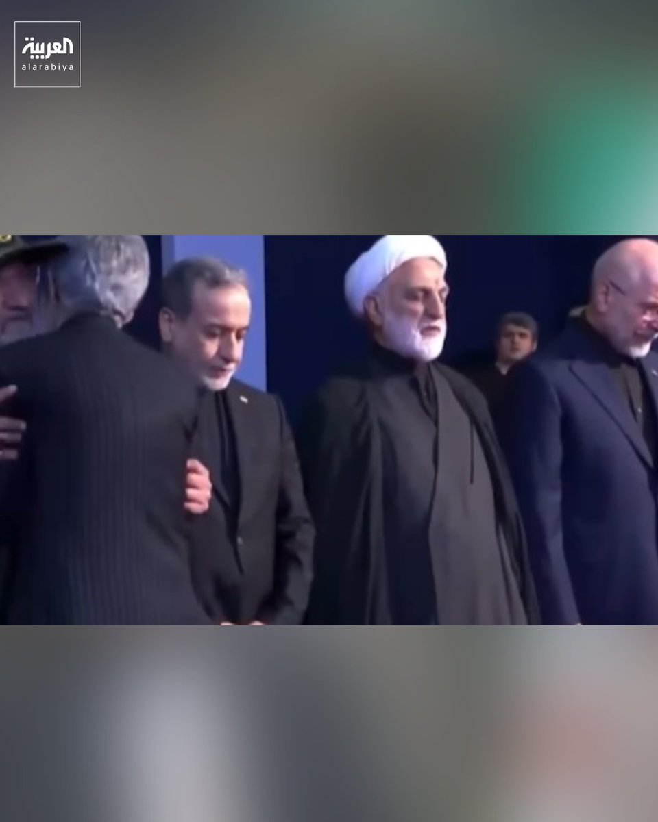 AlArabiya's tweet photo. والد زوجة المرشد الحالي يحرج عباس عراقجي في مراسم تشييع خامنئي.. تجاهل مصافحته وتجاوزه في صف المشيعين بطريقة مقصودة أمام الحضور في مراسم الجنازة

🔴أظهر فيديو تجاهل حداد عادل، والد زوجة المرشد الحالي مجتبى خامنئي، عباس عراقجي ولم يصافحه، فيما قام بمصافحة جميع الحضور الذين اصطفوا في مراسم التشييع

🔴حداد عادل، رئيس مجلس الشورى السابق (البرلمان)، وعضو مجمع تشخيص مصلحة النظام، تحدث عن المفاوضات مع واشنطن، مؤكداً رفضه للخطوات التي يتخذها بعض المتشددين

🔴حداد عادل كان قد كشف في وقت سابق في مقابلة مع التلفزيون الإيراني الرسمي عن موافقة صهره مجتبى على مذكرة التفاهم الموقعة بين طهران وواشنطن