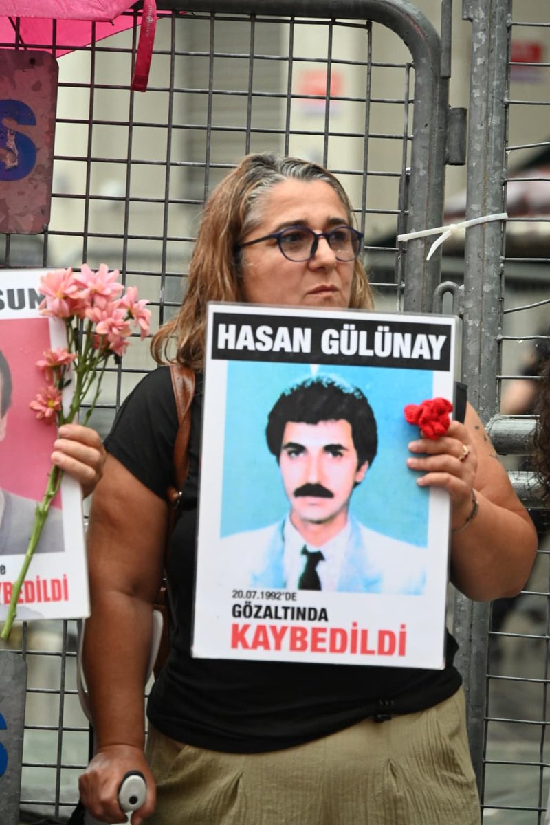 CmrtesiAnneleri's tweet photo. Hasan’ın çalıştığı işyerini arayan bir kişi, Terörle Mücadele Şubesi’nden aradığını söyleyerek Hasan Gülünay’ın gözaltında olduğunu bildirdi. Ancak ailesinin savcılığa ve İstanbul Emniyeti’ne yaptığı başvurulara, Hasan’ın gözaltına alınmadığı, yalnızca arandığı cevabı verildi.

Bunun üzerine aile, hemşerileri olan ve o dönem İstanbul Emniyeti’nde üst düzey görev yapan Hüseyin Kocadağ ile görüştü. Kocadağ aileye, “Hasan Gülünay sağ, içeride. İşkence izleri iyileştikten sonra gözaltına alındığını açıklayacaklar.” dedi. Aile bu bilgiyi kamuoyuyla paylaştı.
#CumartesiAnneleri1110Hafta