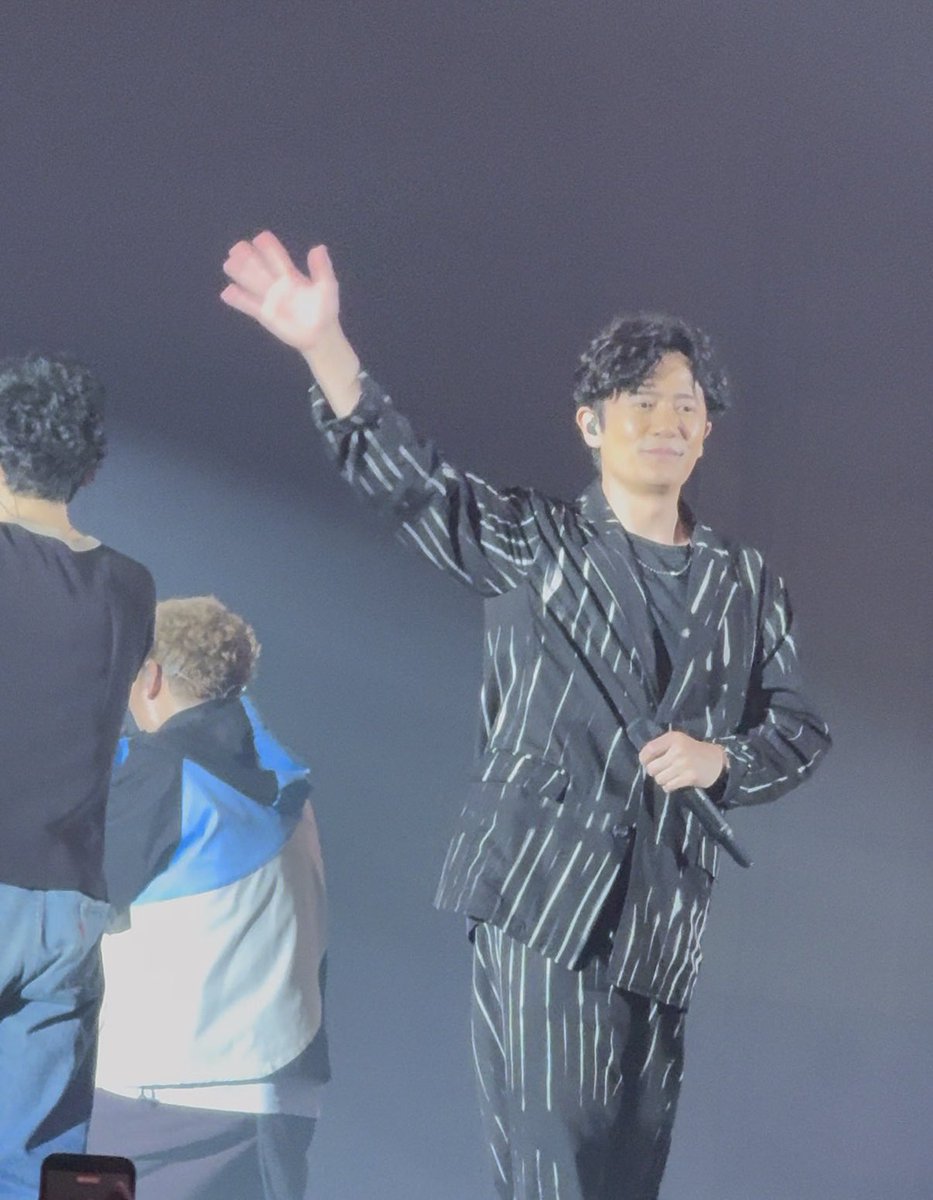 Mr_yururu's tweet photo. 吾郎さんへ
こちら向きで微笑んでくださってすごく嬉しかったです
ただこの撮影可のお衣装前が開いていないので私の大好きなジャケットチラリズムがなくて残念です！でも今日はいっぱいジャケットひらひらしてくださってありがとうございます！
明日も昼も夜も行きます！
#nakamatomeeting #新しい地図 https://t.co/Mfm5awzjsB
