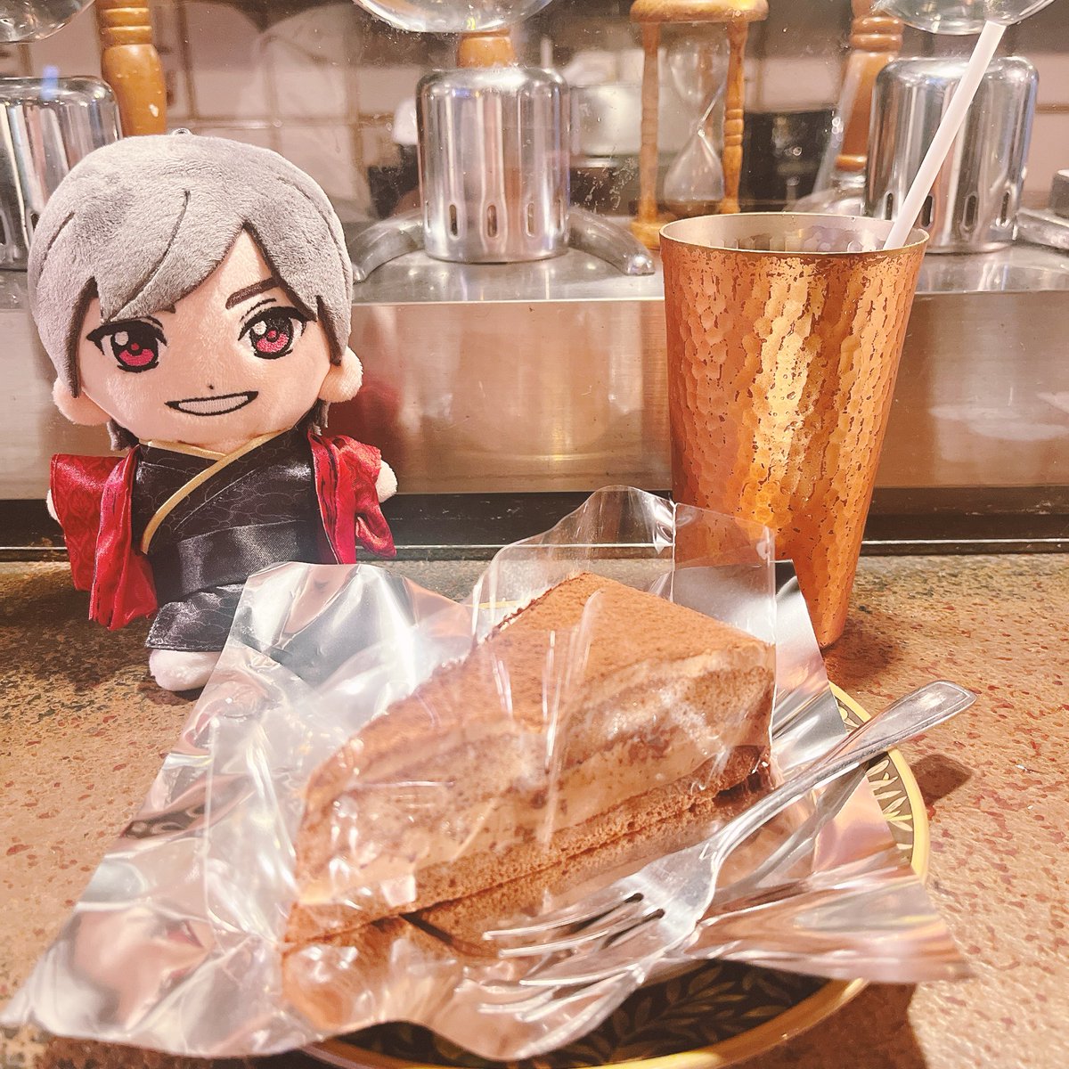 8maki_WEST's tweet photo. 今日は琳寧くんの朗読劇で国立能楽堂へ

昼夜間時間潰せるとこないかなー？と探したら1番近いカフェが喫茶と濵田。の泥人形さん！思いがけずロケ地巡りできました💜

ぬい撮りしてたら店員さんが「あらかわいい。ありがとう」と言ってくださってお忙しいのに優しく接客してださってうれしかった🥹 https://t.co/MuoTn2yDIU